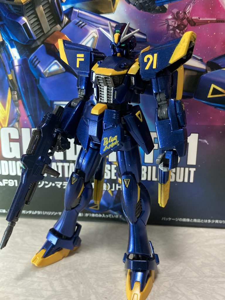 腰のBlue Angesの文字は手書きですが、ちょっと失敗しました。カラーリングの変更箇所ですが、以下の点になります。・胴体のVマーク無し、黄色ラインを胴体後部まで延長・F91の色変更（白ー＞黄）・腰アーマー突起部、顎、額のカラー変更（赤ー＞黄）・両足脛の黄色ラインなし。胴体の青色は黒立ち上げで、サファイアブルーを塗っています。黄色はガンダムマーカーのガンダムイエローです。