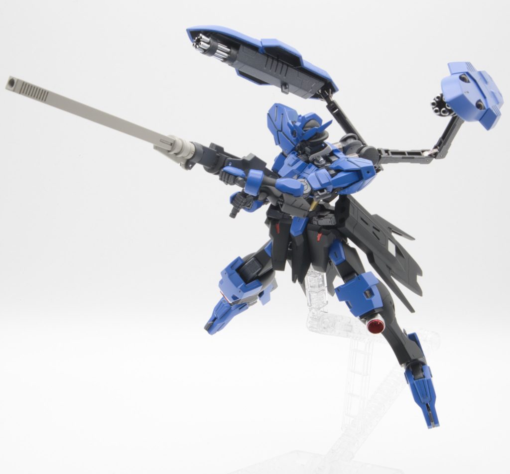 シールドに収納されてるダインスレイヴは不要になったので変わりにアルミパイプでガトリング砲にしてみました。持ってる武器は、平手用に買ったMSオプションセット７に入ってた長距離レールガンにグリップつけて持たせてます。