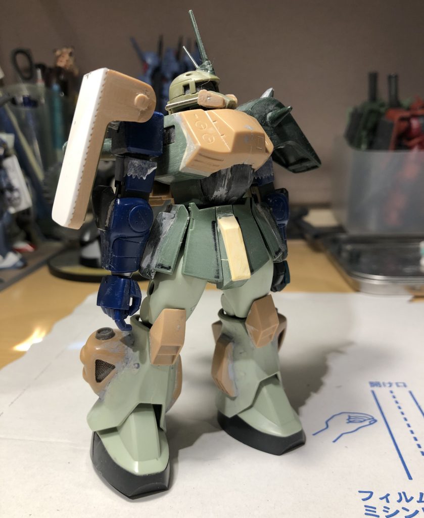 必要なパーツを組み付けたところ。コクピットブロックはＨＧＵＣザクの膝パットです。コクピットブロックは設定画通りだと腰が回らないので勝手にアレンジしておきました。HGUC旧ザクの肘には肘パッドはついていないので、オリジンザクのジャンクパーツより肘パッドを移植しました。あまり目立ちませんが手首には市販パーツにて手首カバーを入れてあります。