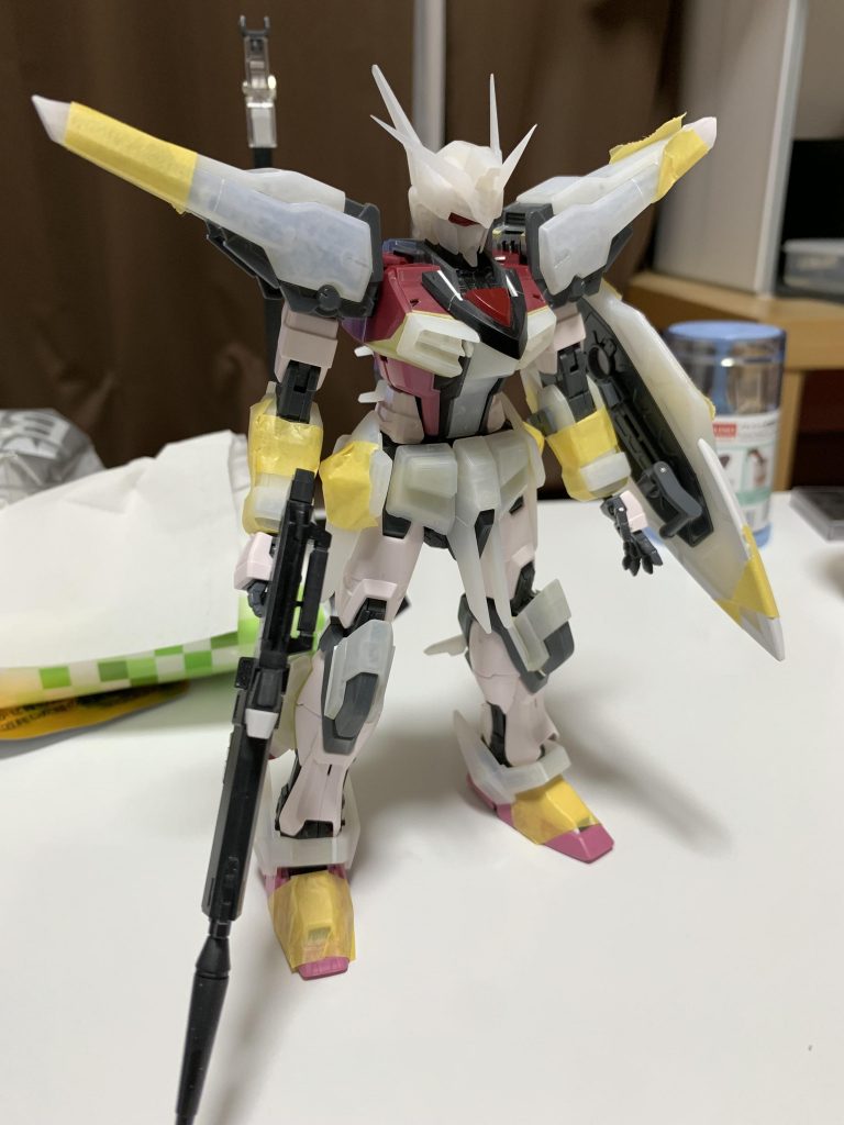 製作途中のバランス確認。乳白色、ライフルシールドがアカツキのパーツでそれ以外はMGストライクルージュになります。割合としてはMGルージュが7割ぐらいだったと思います。