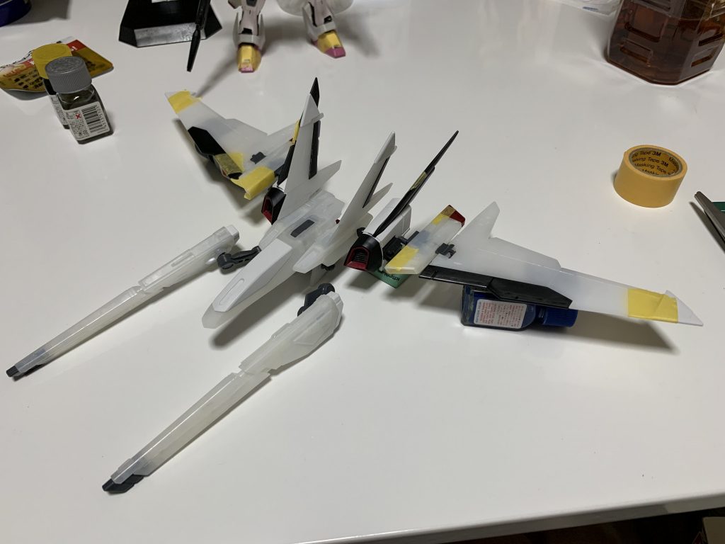 製作途中のオオワシパック。こちらも乳白色がオオワシ装備、中央ユニットと翼に挟まれているユニットをオオトリから拝借しました。