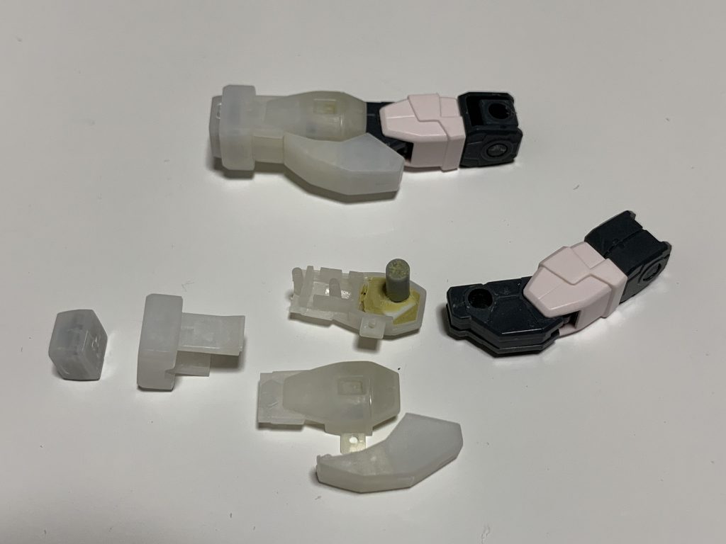 腕部の構成、上腕がルージュで、前腕は暁をそのまま取り付けられるよう改造しました。