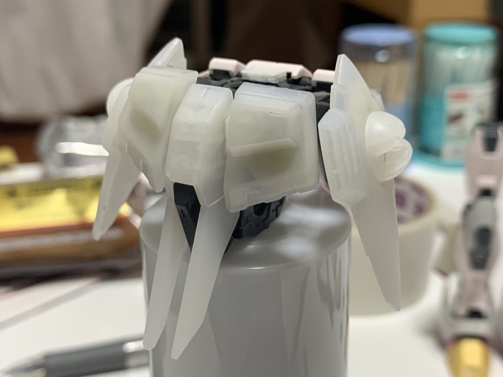 腰部はフレームとリアアーマーをルージュ。サイドアーマーとフロントパーツはアカツキを使用しています。