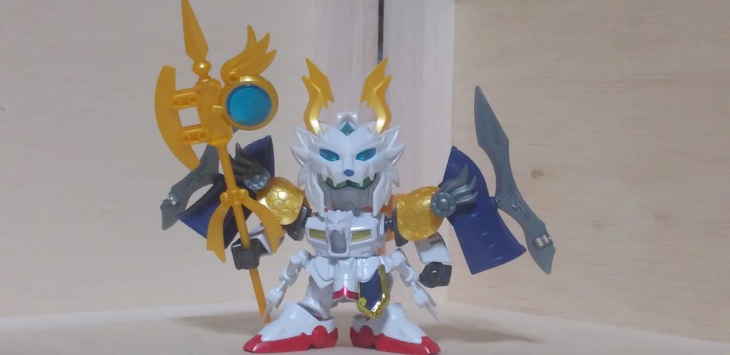 アビスガンダムモチーフの武者にございます(まあ、天宮出身の武者のパーツを全く使ってないのが問題なのですが…)。パーツ構成は、頭部:黃忠のヒゲを取り除いた物にプラ板を貼り付け、轟大帝孫権(接続パーツの取り付け方を変更)胴体:孔明νに猛虎装の胸鎧腕:司馬懿に黃忠で、肩鎧は黃忠ニコイチに周泰(これがキモだったりします)と轟大帝。しかし、鎧は後ハメ加工をやり過ぎて度々ポロポロ取れてしまうため、現在(5月)は一部ネオジム磁石を使って接続しています。脚部:黃忠の腰(アビスに見えるよう加工)と姜維の両脚丸々バックパック:恐らく猛虎装(シールド接続部を削った)に轟大帝(胴体との接続部がボキッと折れてしまったので…)武器:張郃と陸孫の組み合わせ。バックパックとの接続はジャンクパーツを使用…ざっとこんな所です。また、彼も首をボールデン、下半身をSMK-Vフレーム、肘も市販パーツで可動範囲を広げています。新鋭の突璃屯(トリトン)装も、ブラストインパルスとアビスインパルスがモチーフとなっています(色はフォースインパルスのまんまですが)。実は、彼は五体の中で最も製作が進んでいたのですが、KSD祭ONLINEへの投稿の都合上、新鋭、灯凰、凛爪の(取り敢えずの)完成を優先してしまいました…。