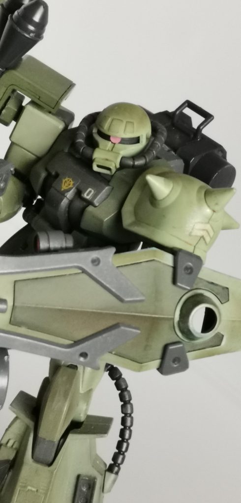 左腕はグフカスタム脚はマツザクをガンマカザクグリーンで塗ってます