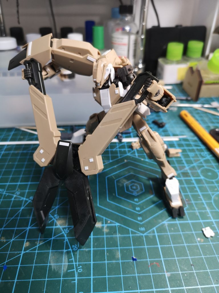 組み立てた後、大まかにポーズを決めてみました。