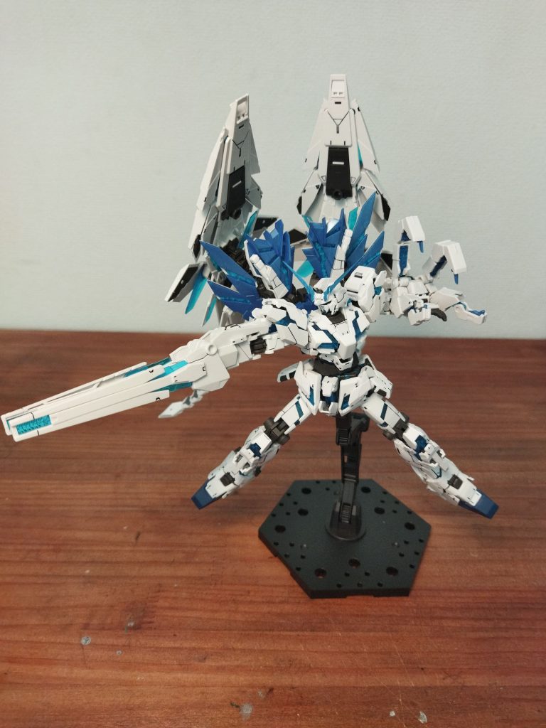 ネオ・ジオング戦でのビーム・ライフルを打つポーズを意識しました〜