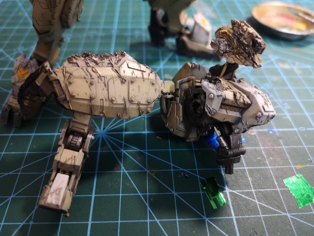 ダメージの上からウェザリングカラーや、エナメル塗料でポンポンとピッチングしで汚していきます。