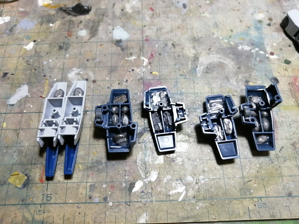 背中の重量に負けてひっくり返ってしまうので、足の余剰スペースを中心に鉛を入れて本体の重量増しをしてあります。大体片足２０グラムづつの計５０グラムぐらいです(-_-;)