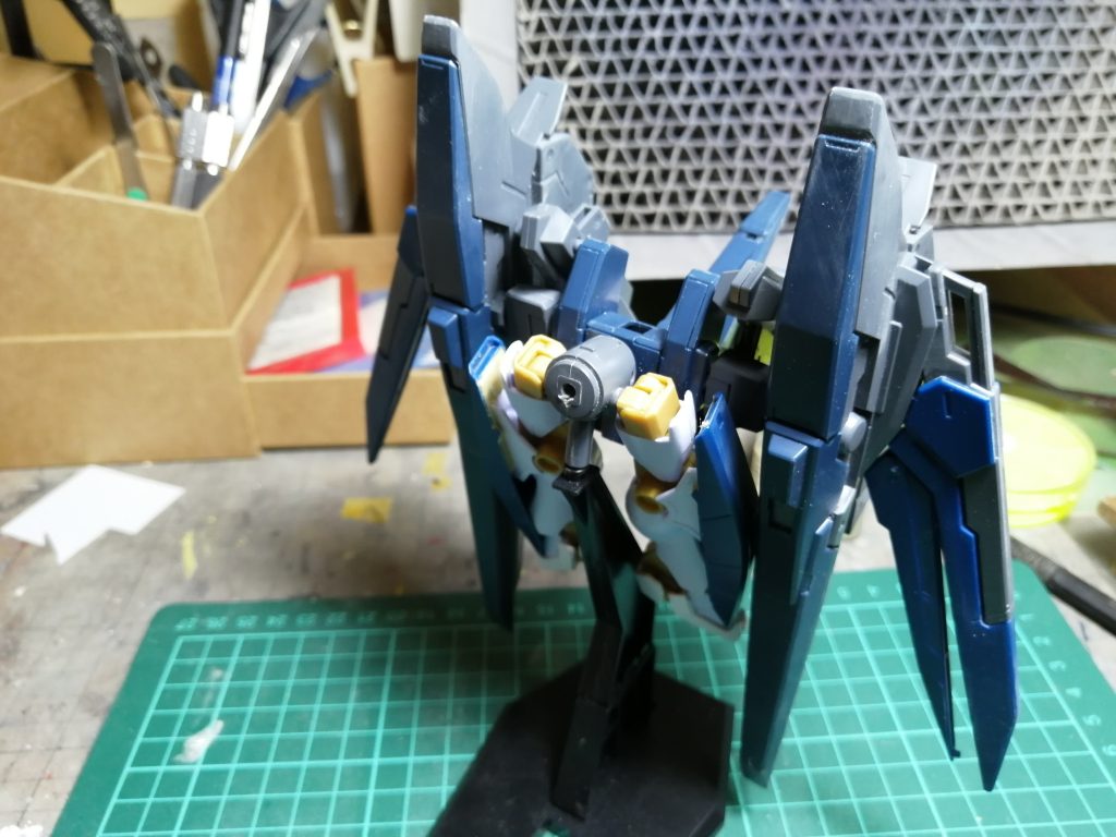 見た目以上に重い背負い物。一応、分離して飛行機っぽい物にもできるようにしました。