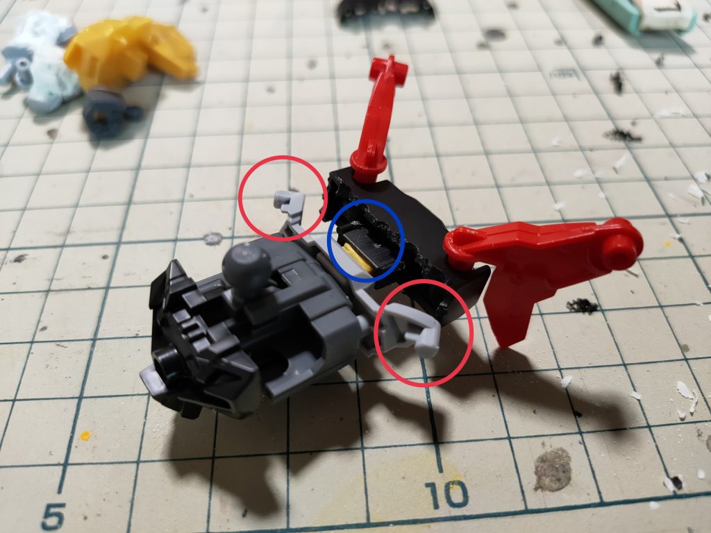 マントパーツの接続。BBマスターの背中パーツを削り、取り付け。接点は青丸部分の穴に、典韋のアックスメモリを繋ぎに出来たので、活用しています。運が良い（笑）。またその際、典韋の背面パーツが干渉するので、赤丸部分をカットしました。