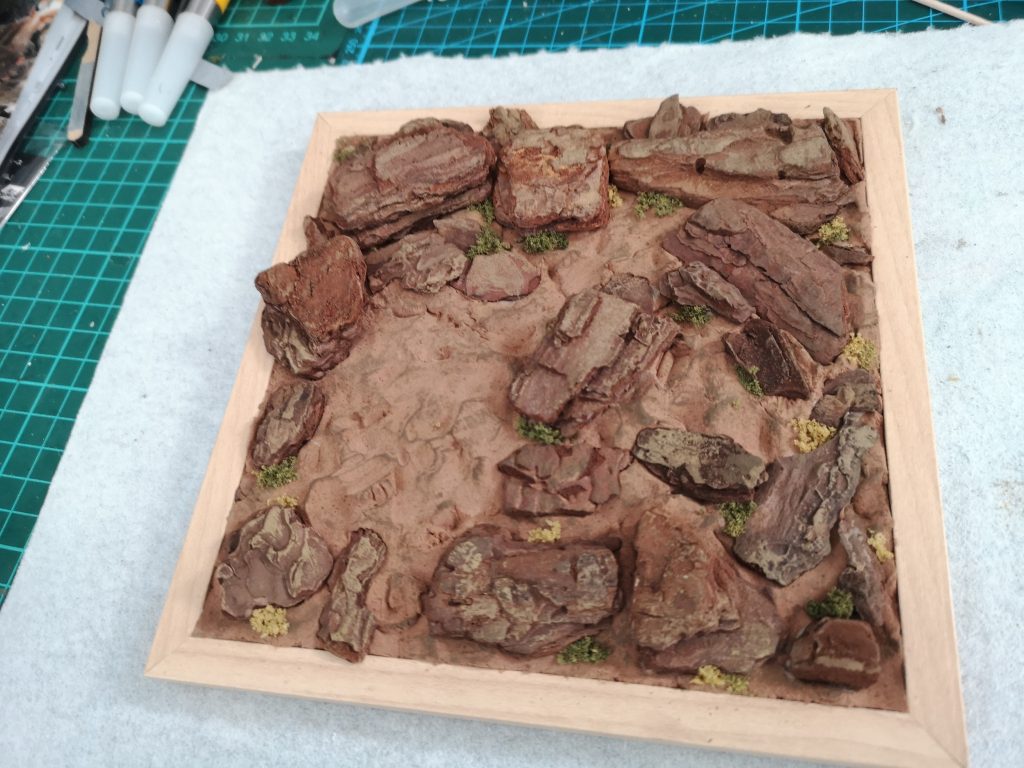 接着後は岩の影や隅に、茂みを生やしていきます。これはKATOの「ランドスケープ」です。その後はグシオンやグレイズと同様、ウェザリングをしていきます。ウェザリングにはウェザリングペーストを薄めて使用。