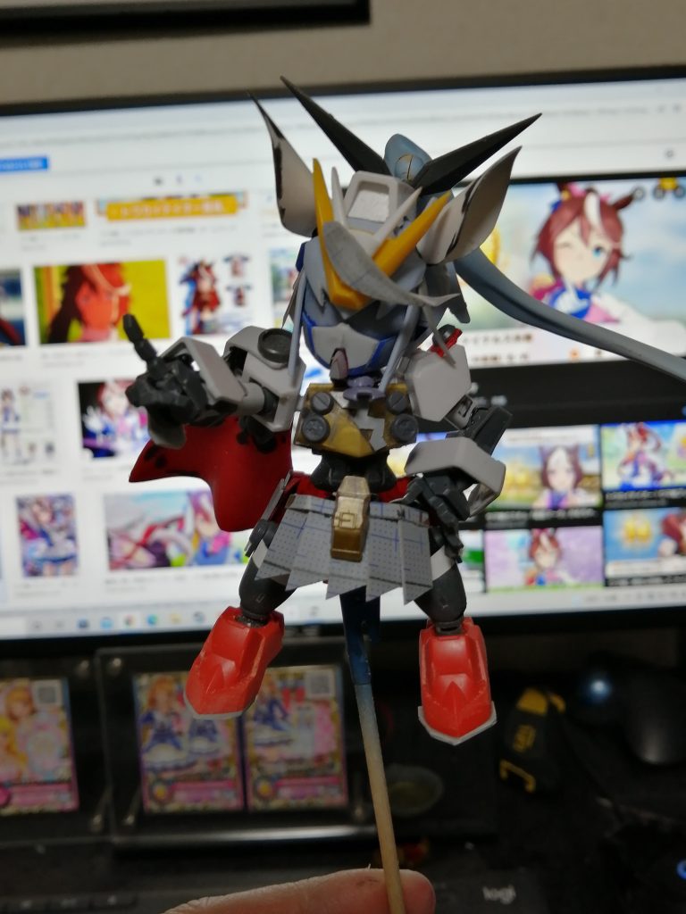 周瑜ボディは斜めにカットして肩幅を狭めています。あと、腕かちょっと長く感じたので背を伸ばしたくて腰の部分で1mm、足首の付け根で1mmほど、足の底で1mmプラ板等貼り付けています。