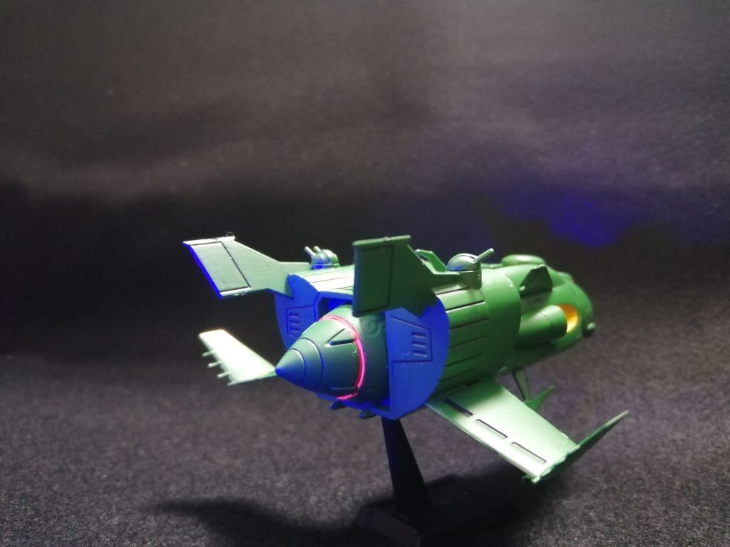 ブラックライトで光ります。