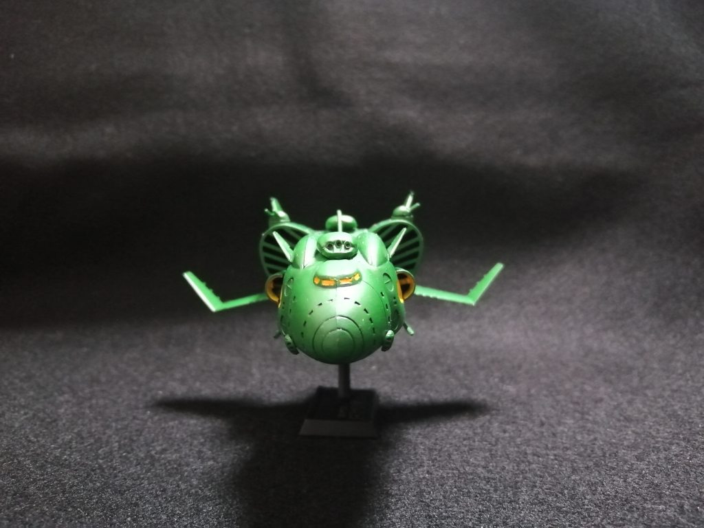 艦首の副砲はメカコレのガイデロール級戦艦から。砲塔とエンジン以外はザンジバルのキットを使用しています。