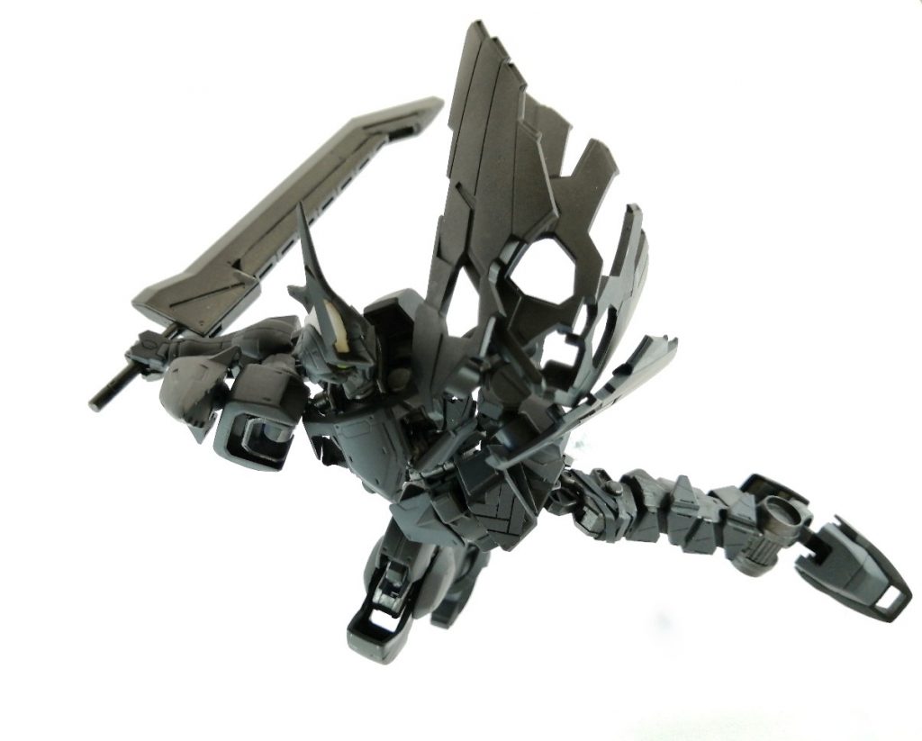 その左半身を覆い隠すように、肩部にABCマントを装備し、これで攻撃を防ぎつつ、右腕に装備している大剣で接近して近接戦闘を行います。