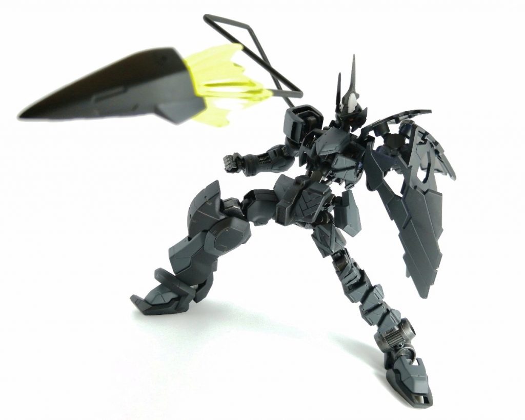 また、左肩の尖った装備は、ルプスレクスのテイルブレードのように射出することができ、