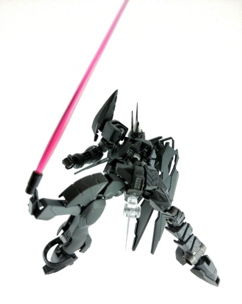 脛からは隠し脛サーベルによる奇襲攻撃ができます。