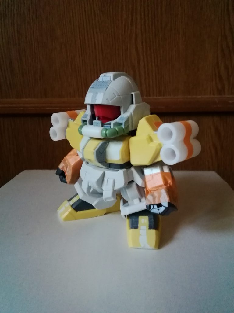 素体にはビルドファイターズシリーズのウイニングガンダムを使用。頭部はSDCS陸戦型ガンダムを加工、同じSDCSザクⅡの腰パイプをカットしたものを設置してそれらしくしています。