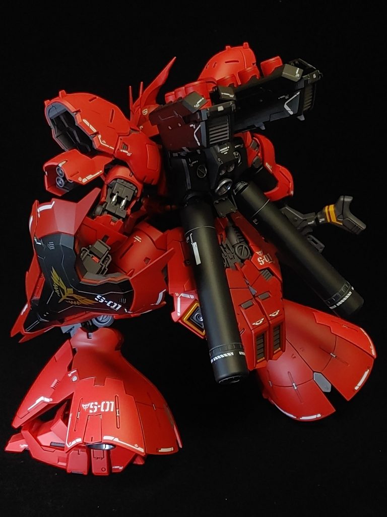 RGは、部品が多いうえに小さいという印象なのですが、サザビーに関しては、そんなこともなく、とても組みやすかったです。サフやプライマー基本的には使用しません。塗膜は最低限の厚みにしたいので、必要がなければ、下地はサンディングのみです。