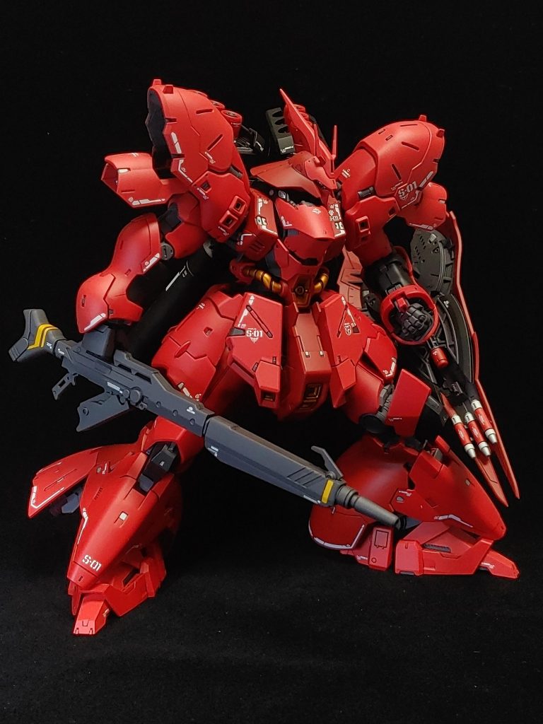いかがでしょうか？原画の左腕は、本体の影に隠れていて、シールドを持っているのかわからなかったのですが、せっかくなので取り付けてあります。出撃シーンだと思うので、格納庫も作りたかったのですが、ジオラマベース作る時間とコストを考えると、別のキットを作りたくなるんですよね。私だけでしょうか？