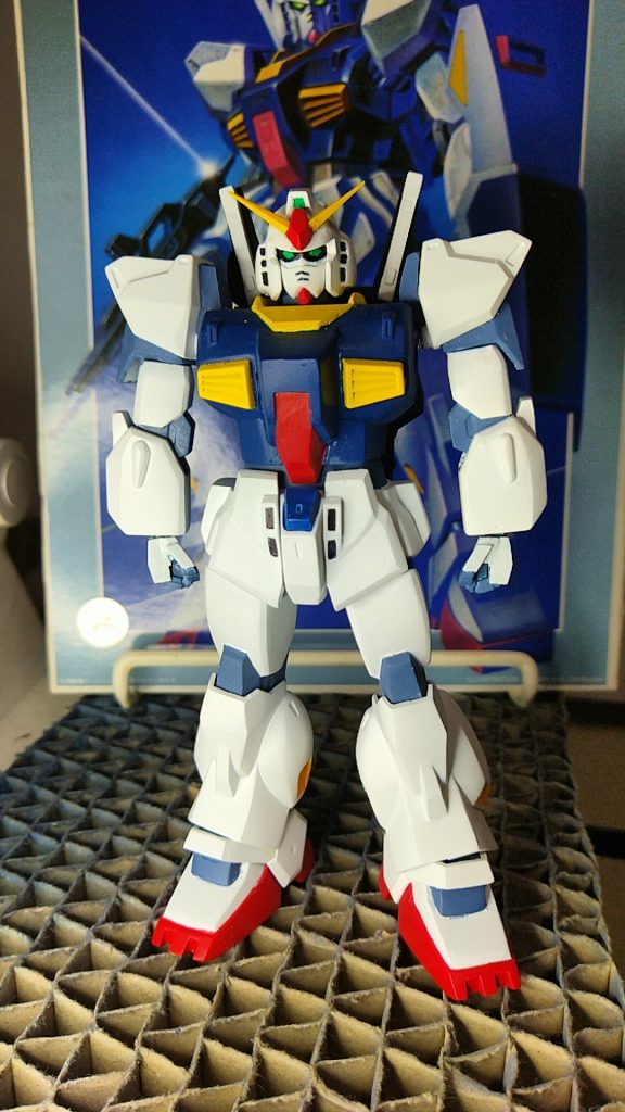 設定画を元に形状をつくりかえました。各関節BJ化、胴体の形状変更、頭部、顔面変更、アンテナ変更。ハンドパーツは流用。