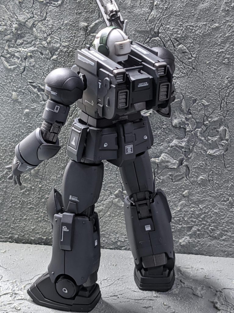 肩のキャノンは廃止して謎の四角パーツを取り付けました。武器なのかセンサーなのかは謎です（笑）😅