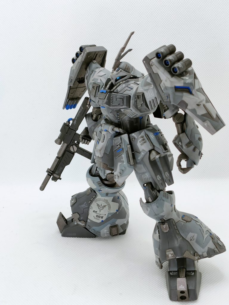 右肩と左脛にネオジオンのエンブレムを。ささやかな遊び、自己満足の世界。