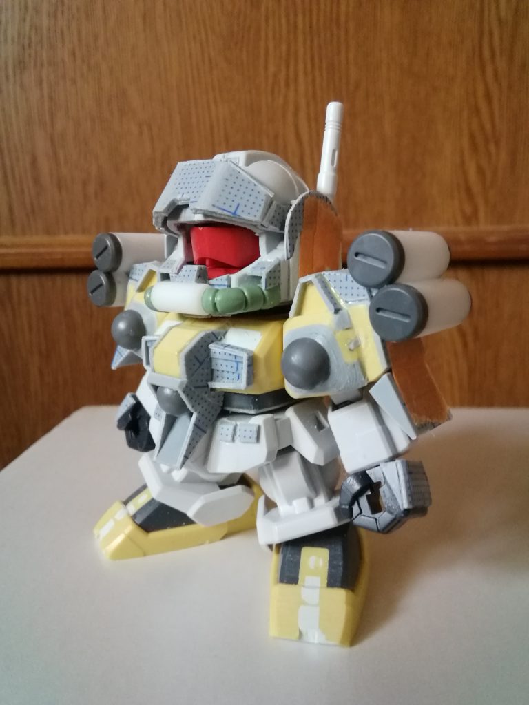 形状が異なる部分やパーツは各種、プラ板工作で対応しています。頭部アンテナはビームサーベルの柄を設置、隠し武器のギミックとしました。