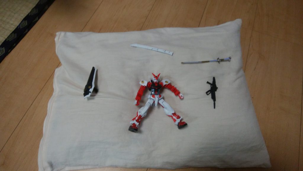 武器を置いてリラックスモードだそうです。金ぴかが良いそうで刀の一部をゴールドで塗っていました。墨入れを少し手伝いました。