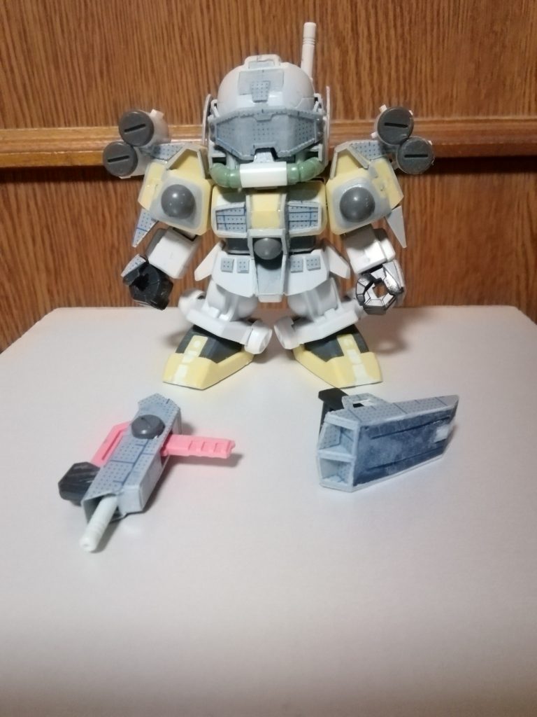 手持ち武装はそれぞれ、SDCSのスプレーガンと陸戦型ガンダムのショートシールドパーツを改造して作成しました。