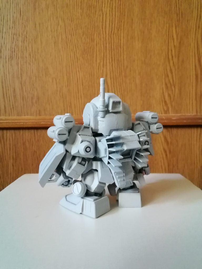 背面形状は、イラスト資料が見つからなかったので、当時のガン消しの形状を参考に、ウイニングガンダムのパーツ形状も活かしつつの加工を心掛けました。