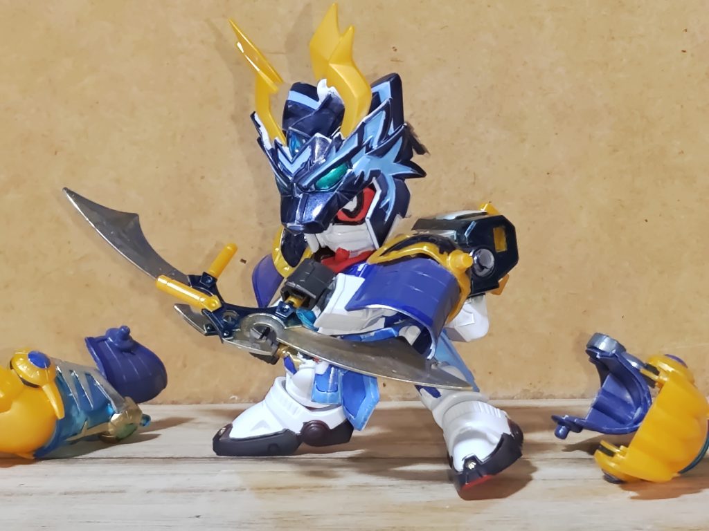 バックパックに備えている二振りの短刀・『痲明刀(マーメイトウ』は短刀としてだけでなくトンファーとしても使う事が可能で、これを使う時は肩鎧の一部をパージして戦う。