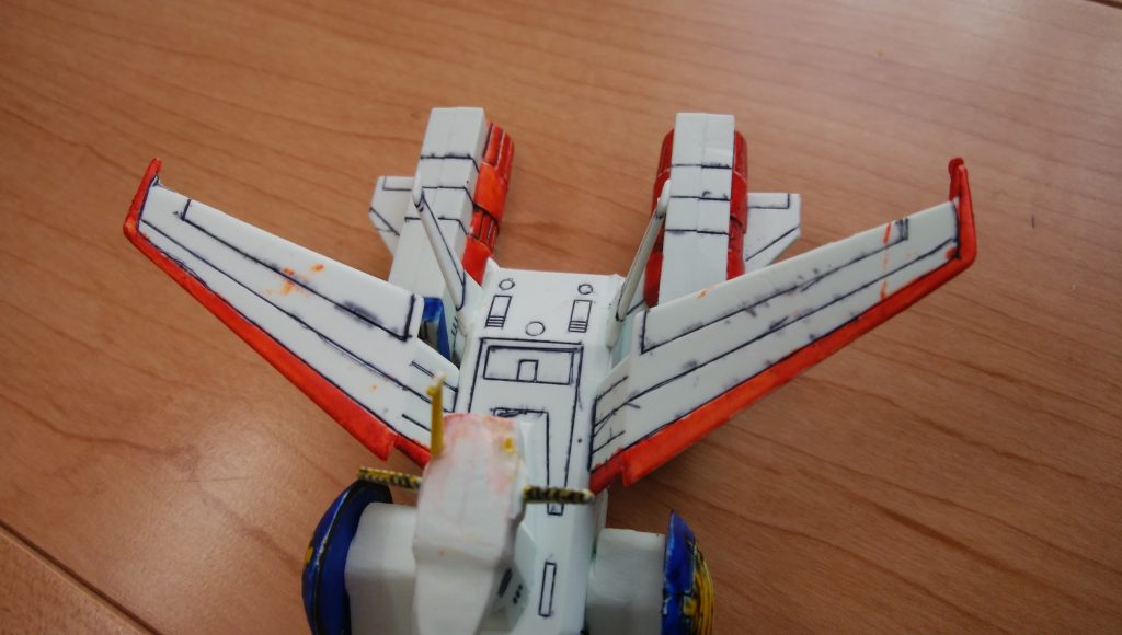 スジ彫り重ね、つや消しスプレー。この後ウォッシング、チッピング、ドライブラシをしてみました。