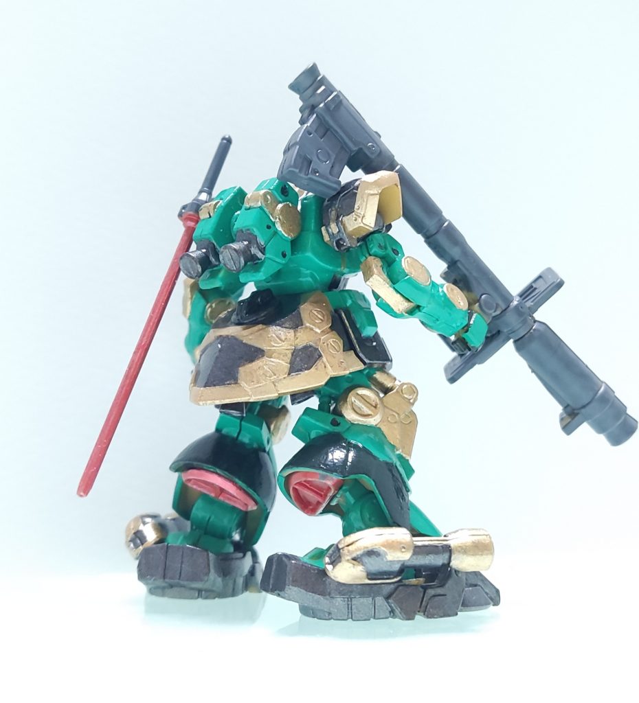 組み立ても、パーツが小さくて、手が痛い。隙間が空いちゃってます。