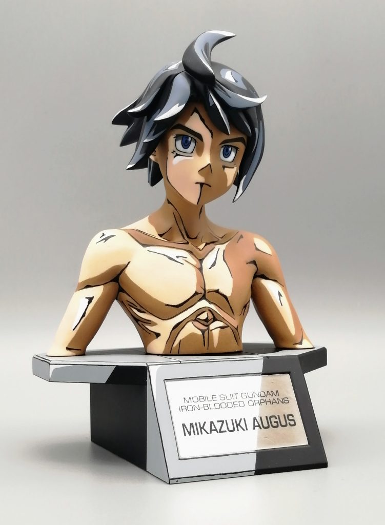 瞳はデカールか何かと思っていたのですがこのキットはすごいですよ！瞳や眉毛など顔の塗分けは全てプラスチックの成形色で再現されています。その分塗装するとなるとちょっと厄介なんですが．．．そのため肌のベース色のみ成形色のまま、それ以外は全塗装としました。