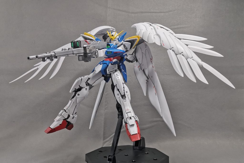 ウイングゼロといえばやっぱこのポージング好きな機体が完成して劇中のシーン再現すると興奮しますね