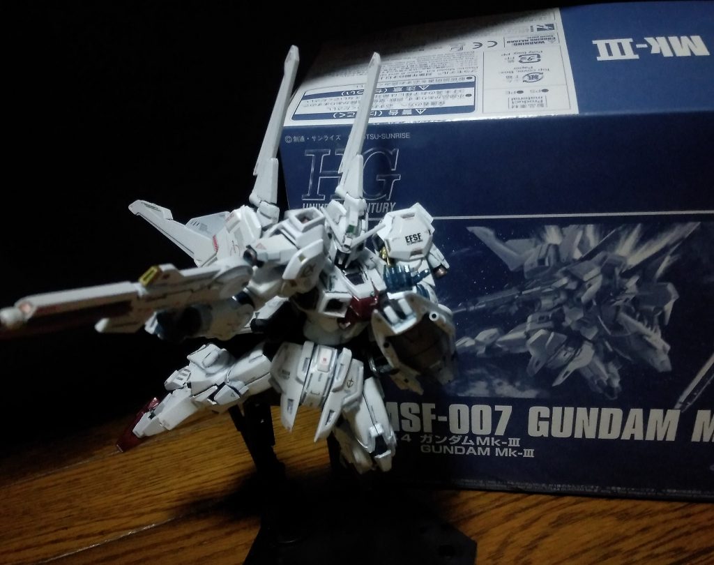 しつこく、箱の前で撮っているのを載せているのは、改造してますよ、というアピール。白基調のF91を見たので、白基調に。写真にすると白が飛ぶ。陰影がなくなる。