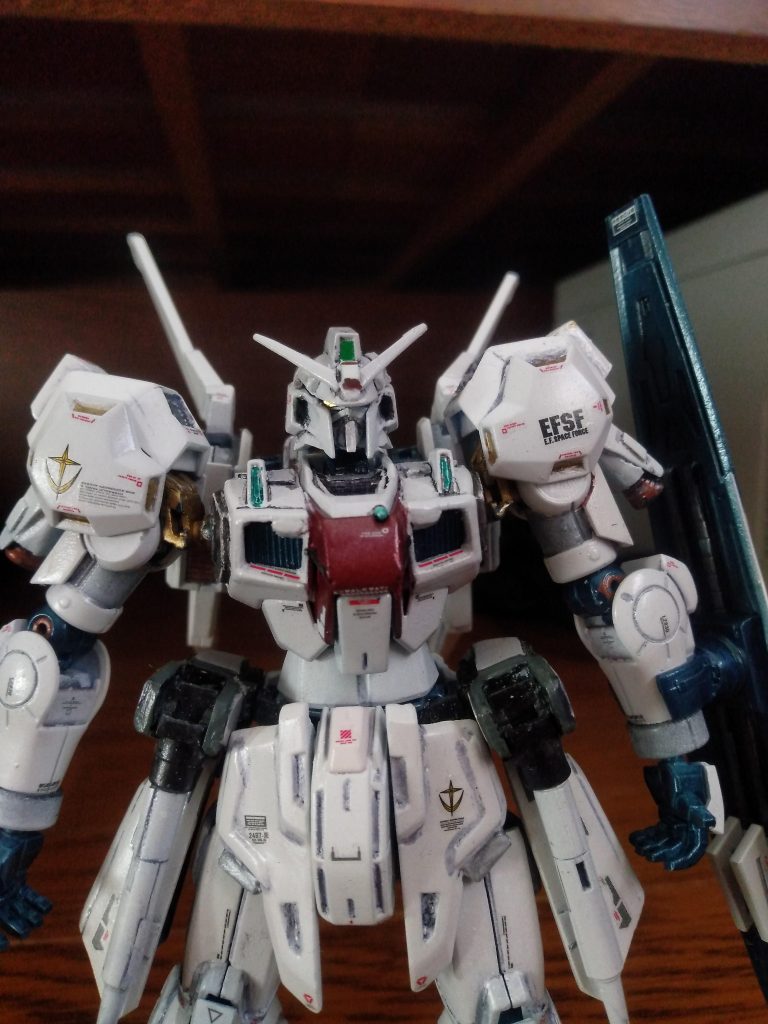 お顔、こんな感じに。ニンジャマスク(Zガンダムに寄せてる?)みたいだったので、でこぼこを付けた。肘関節の処の円のディテール、どうしようか、色替えるか、いっその事潰すかと思って、まぁいいかな、ここぐらいと思ったけれど、デカールで良くなった。デカールで良くなることも、有る。肩の処バーニア、付けたね。寂しかったからね。