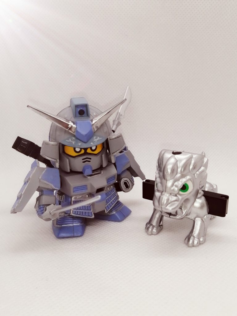 配色はグレーのサフをベースに、ノーマルカラーの赤部分を薄青、金メッキを銀メッキへと変更しまとめてみました。それに伴い守護獣のアニマルスピリットも銀色バージョンへ色替えしています。目はシールをコピー機で印刷しボンドで張り付けました。