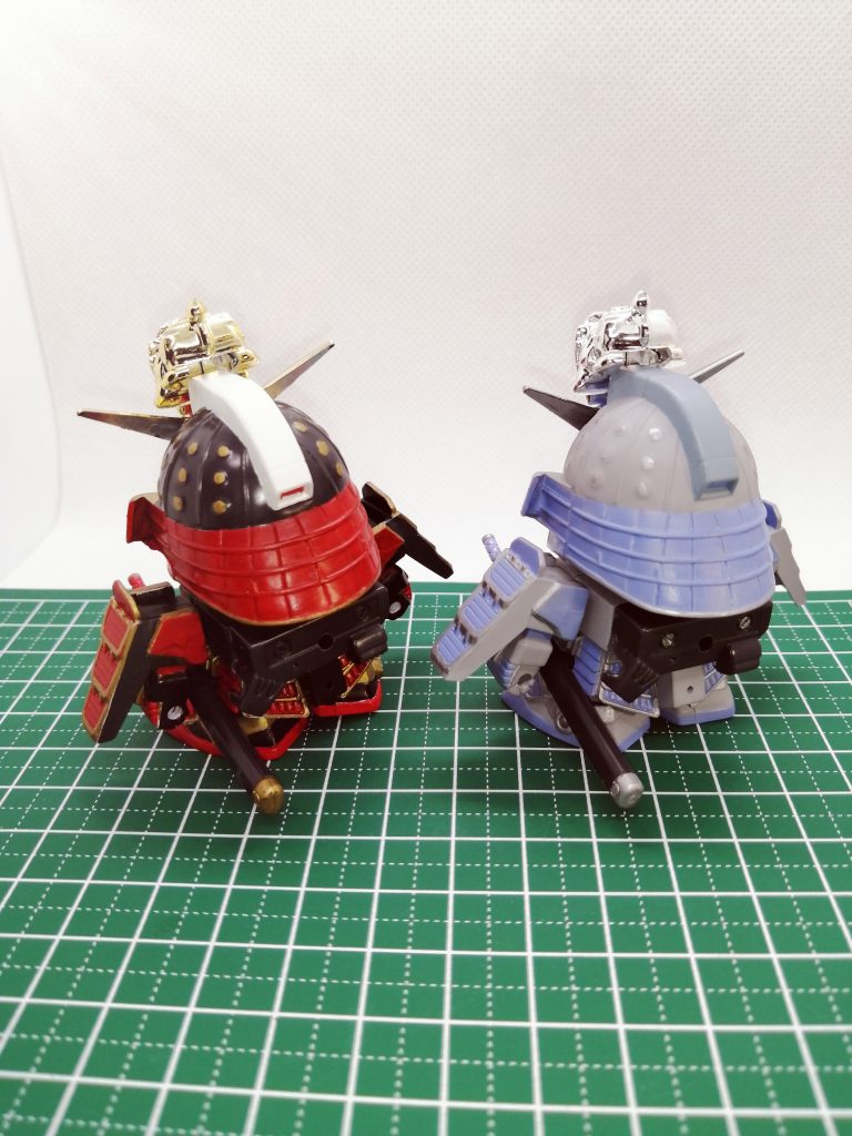 後ろから。兜の庇とトサカ(ノーマルカラーでは白の部分)は薄青ではなくちょっと色味の違う灰色で塗装しています。でも画像だとあまり違いがわかりませんね。ちょっと残念。