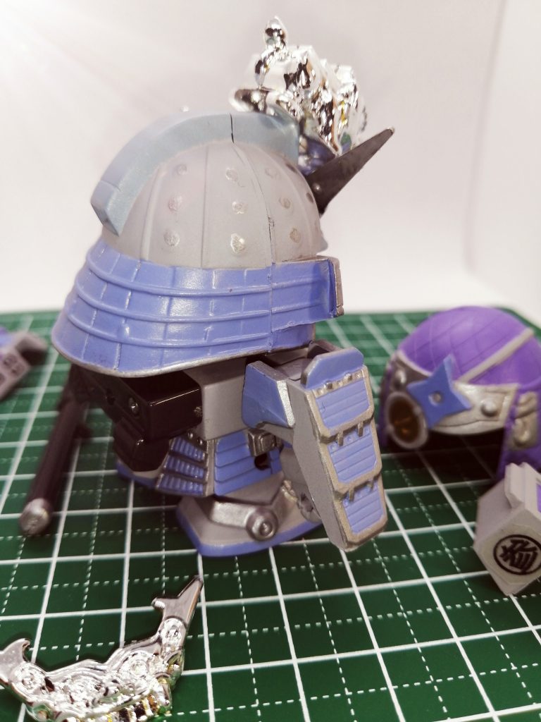 二刀流設定を活かすため、右腰にも鞘接続用の穴を設けています。しかし昨今のガンプラ不足で、余分にキットを確保することができなかったので、残念ながら未実装となりました。いつかまたキットが手に入ったら、その時に作り付けてみたいと思います。それでは、次回を待て!