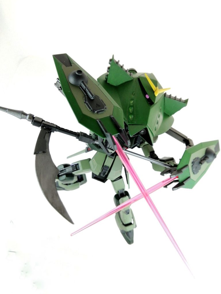 バックパックを展開することで「ビグロモード」になります。メガ粒子砲が使用できるようになる他、盾に搭載されたビームサーベルによって近接戦闘により対応できるようになります。