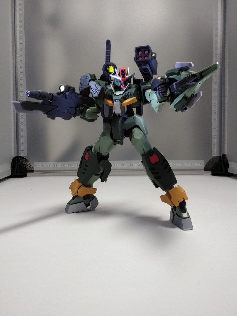 アンテナとコクピット足の一部をガンダムマーカーエアブラシでシルバーに塗装しました。