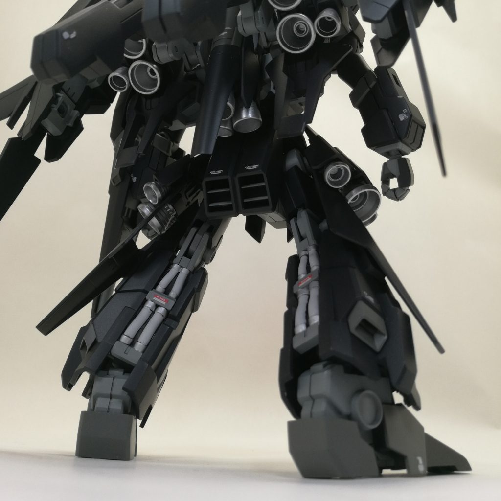 お尻のダクトは縁をカンナがけしてシャープにスラスターが2つ繋がってる部分は、独立させました