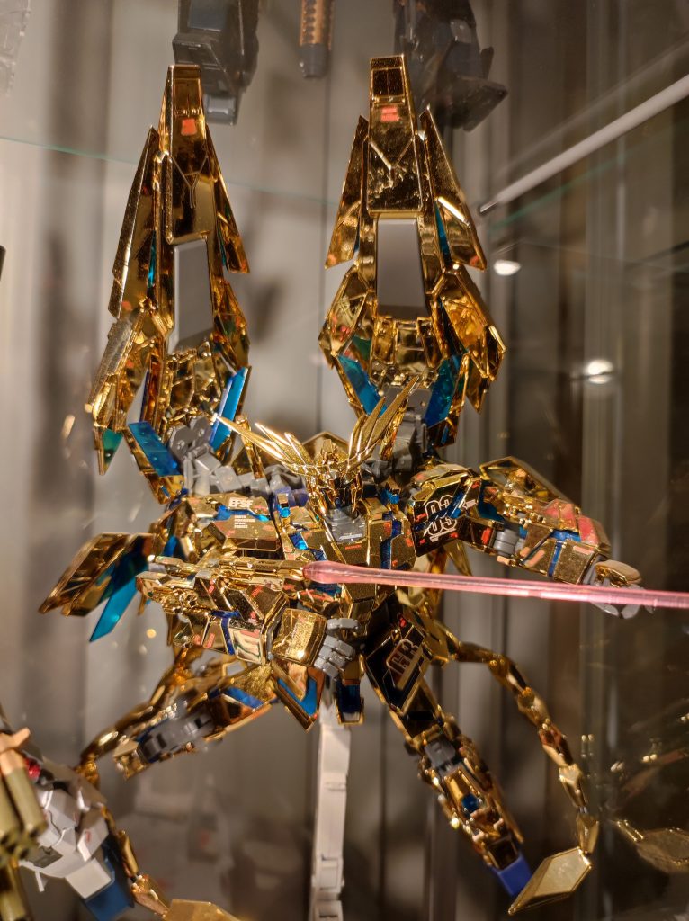 理由はよくわからないが、不死鳥は三機の中で一番すごいと判断します。ビームサーベルだけですべての敵を破壊する力を持つと思います。