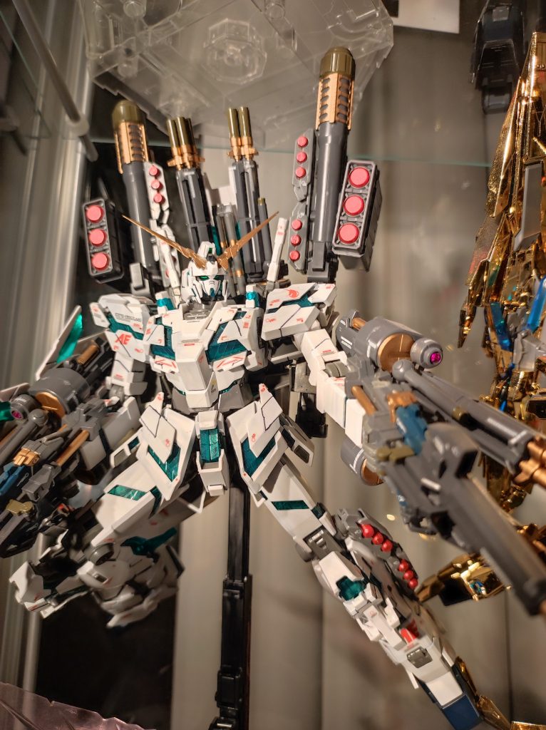 サイコフレームはメタリック緑で薄く塗装しました。ガトリングはアートストアで買った丸いステッカーでデイテールアップしました。左の腕はシールドとビームジャベリンを装備させないことで、射撃のポーズを可能になりました。