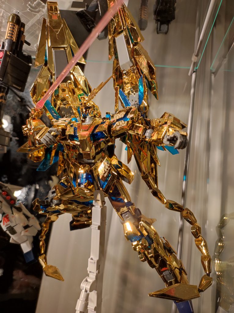 不死鳥は塗装しず、そのまま組み立てました。ゲート跡はあまり目立たないですが、筆でゴールドを塗りました。