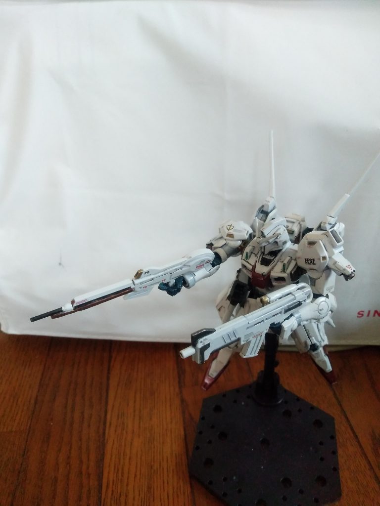 二丁拳銃だねぇ。キットに二丁、入ってるんだけれど、どちらも弾薬がビームカートリッジで、面白くなかったので、片方、実弾カートリッジに。背景を白にしたのは、ビームライフルの先が黒いので、白い方がわかりやすい、で、ミシンの前で撮影。実弾にした方、スコープサイトが左手用、動くようにして、右手に持たせられるようにしても良かった。