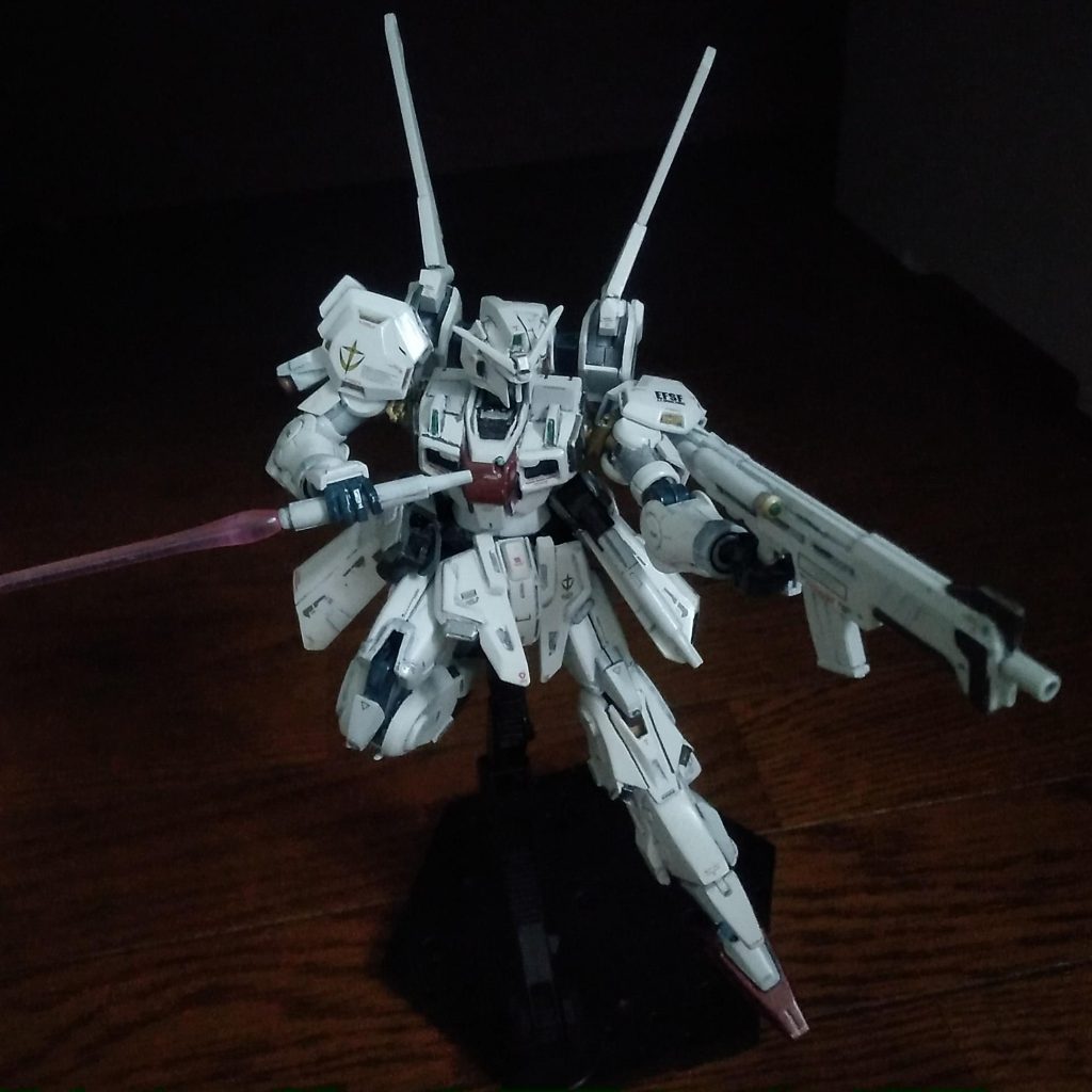 ビームサーベルはやっぱり、腰に付いてる方が、使いやすいよ。左手用のライフルを(マシンガンか?)構えて。